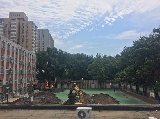 京华时报讯(记者樊瑞 实习记者冯华妹)日前北京实验二小白云路分校操场陷入异味操场风波,引发关注,今日上午,白云路小学问题操场开始实施拆除工程。分校家长、专家和区教委多次协商,在得到绝大多数家长认同的基础上,经西城区实验二小白云路分校操场问题联合工作组认定,西城区教委今天开始对实验二小白云路分校操场进行全场拆除,工期计划至本周日。记者在现场看到,共有两台挖掘机施工作业,现场有明显异味。学生家长告诉记者,校方通知学生在下周一可恢复正常上学秩序。