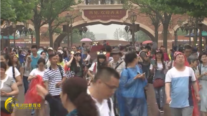 开园第一天大家最想知道的就是能不能玩到想玩的项目,那么从手机APP上可以看到,目前排队时间最久的是飞跃地平线,排队时间是120分钟,其次是雷鸣山漂流,它的排队时间是105分钟,那么其他的项目排队时间在10分钟到40分钟不等。