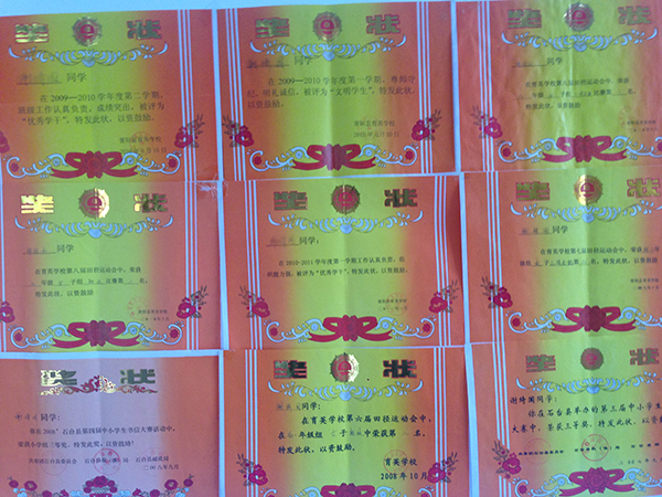 新装修好的客厅里,圆圆的奖状贴满了一堵墙:优秀干部、三好学生、体育健将让家里人感到自豪。
