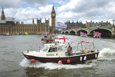 15日，在英国首都伦敦泰晤士河上，“脱欧派”（左）和“留欧派”（右）分别举行造势活动。新华社发