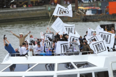 15日，在英国首都伦敦泰晤士河上，“脱欧派”（左）和“留欧派”（右）分别举行造势活动。新华社发
