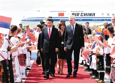 6月17日,国家主席习近平乘专机抵达贝尔格莱德,塞尔维亚民众热烈欢迎习近平和夫人彭丽媛到访。新华社记者 饶爱民 摄