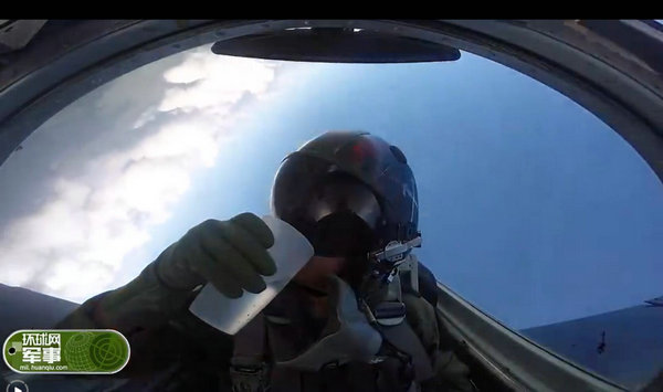 原文配图：飞行员战机中喝水一滴未洒。