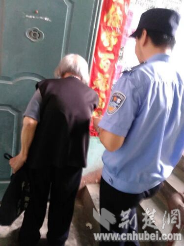 民警送老人回家