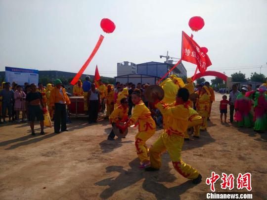 当地村民组成锣鼓队欢庆杏节。 孟景辉 摄