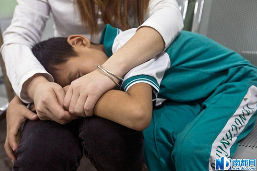 打 教育局介入调查小学生被老师抽打左右小腿打至淤青红肿无法站立