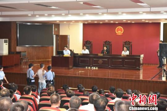 不少年轻的党员干部,在旁听之后感慨,扣好廉洁从政的 申冉 摄。
