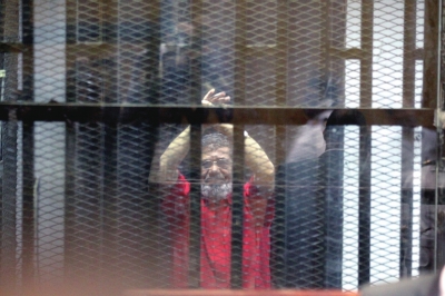 6月18日，穆尔西在开罗出庭受审。新华社发