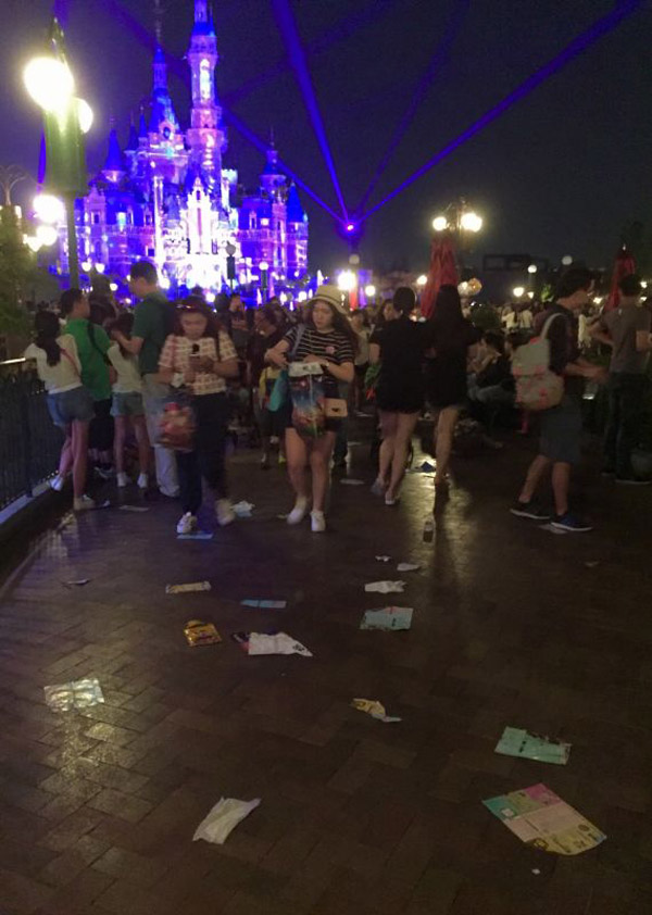 夜光幻影秀结束散场后,米奇大街和奇想花园的花坛周围食物垃圾、塑料袋和纸杯等散落一地。澎湃新闻记者 姚秋韵 图
