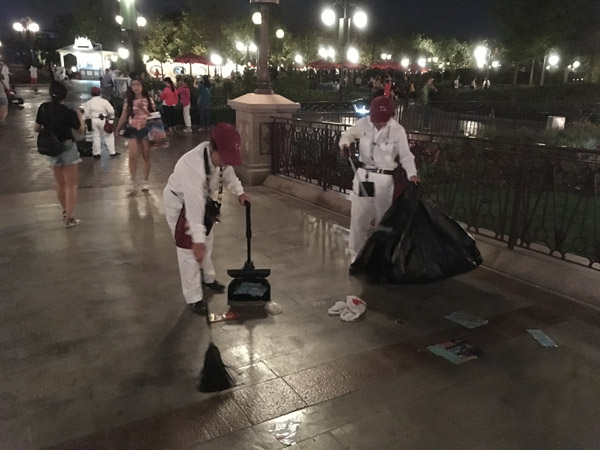 图为米奇大街和奇想花园附近,工作人员正在清扫地面。 澎湃新闻记者 陆兵 图