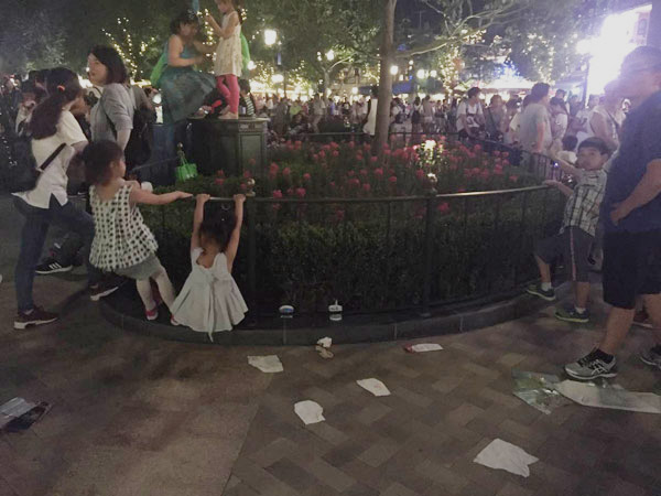 排队游客随手乱扔垃圾的现象时有发生。澎湃新闻记者 陈斯斯 图