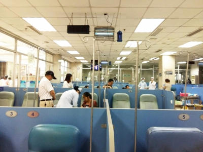 市一院门诊昨起停挂抗生素啦 输液室的座位空了一大半