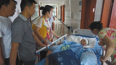 伟伟(化名)在医院接受治疗,益阳一男子因琐事行凶,刀砍医务人员儿子17刀。新京报记者 曹晓波 摄