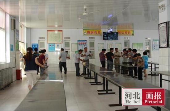 邢台县皇寺中心小学食堂在全市率先实行家长免费品餐制(组图)