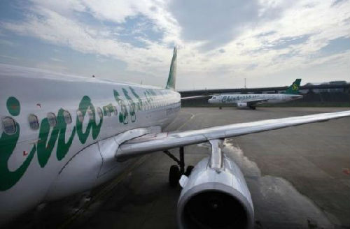 资料图片:上海虹桥机场停靠的一架春秋航空客机。