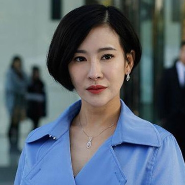 演的这一段呢,是说她落入法网,正在被警察追问杀手组织的头目在哪。如此情势下,女主“宁折不弯”,准备憋气自尽。
