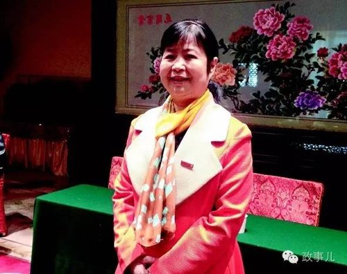 谈起自己的从商之路,毛小青2012年接受媒体专访时说,“开饭店,真的是靠我自己。”