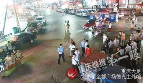 警方找到周某(监控截图)