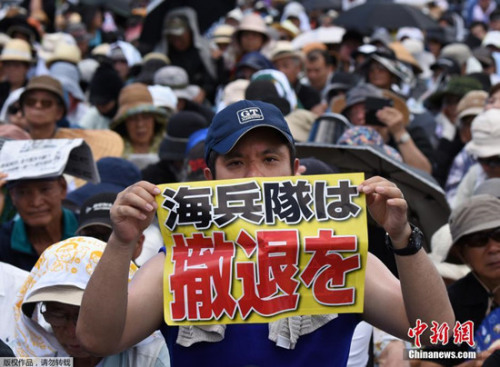 19日在冲绳县那霸市奥武山公园举行的这场抗议集会,有约6.5万人参加。为杜绝多次发生的与美军人员有关的事件,大会通过决议,要求撤走占驻冲绳美军大半的海军陆战队、彻底修改《日美地位协定》,向日美两国政府再次发出了 “反对基地”的呼声。