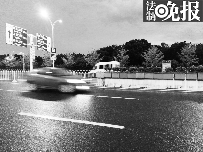武汉梨园通道南出口,被肇事车辆撞坏的铝合金伸缩铁栅栏早已被更换成固定栅栏
