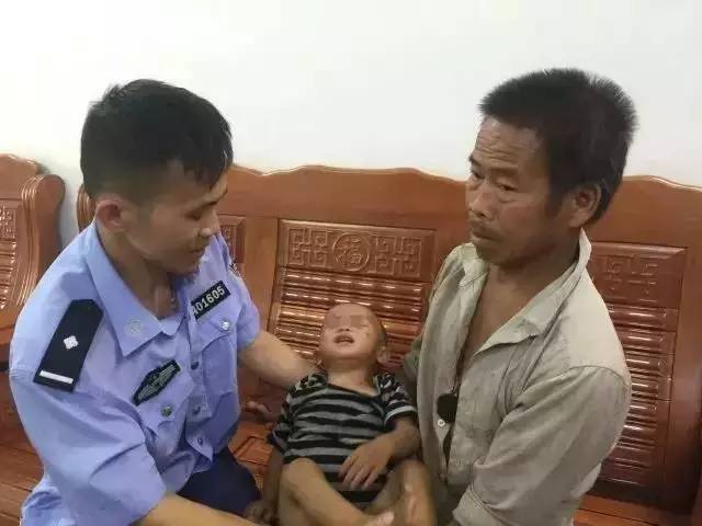 据悉,6月19日发布寻人消息后,20日下午藤县公安局官方微信发布消息称,小男孩已经找到:家长中了人贩子的阴谋,孩子竟是在家中被强行抱走的。图为小宇被找回。