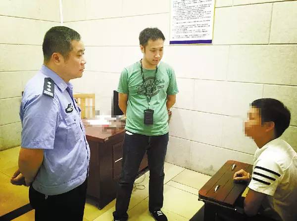 藤县公安局接到报警时,已是18日晚11时30分左右。经民警实地走访调查了解,失踪男童并非走失,而是被人拐走。藤县公安局立即成立专案组,在梧州市公安局相关部门的支持下,沿着梧州、藤县辖区各主要道路多方巡查,并利用“天网”认真摸排。很快,警方锁定一名驾驶摩托车的可疑男子,并在苍梧收费站将其抓获。随后,警方顺藤摸瓜,锁定了其余4名犯罪嫌疑人的落脚点,并组织警力赶赴广东追缉。图为犯罪嫌疑人被抓。
