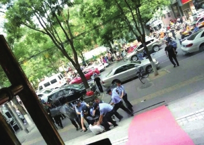 左二:警方合力将男子控制。