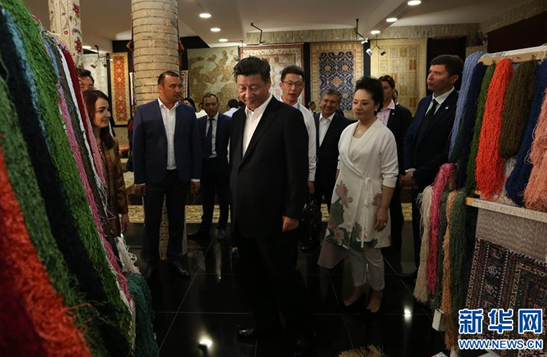 6月21日下午，正在對烏茲別克斯坦進行國事訪問的國家主席習近平在烏茲別克斯坦總理米爾濟約耶夫陪同下，來到布哈拉古城參觀這座被稱為“絲綢之路活化石”的曆史文化名城。這是習近平和夫人彭麗媛參觀一家地毯和絲綢作坊。新華社記者蘭紅光 攝