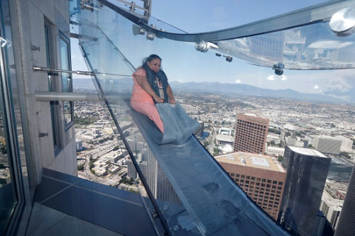 300米高空的透明玻璃滑梯:玩的就是心跳!(图)
