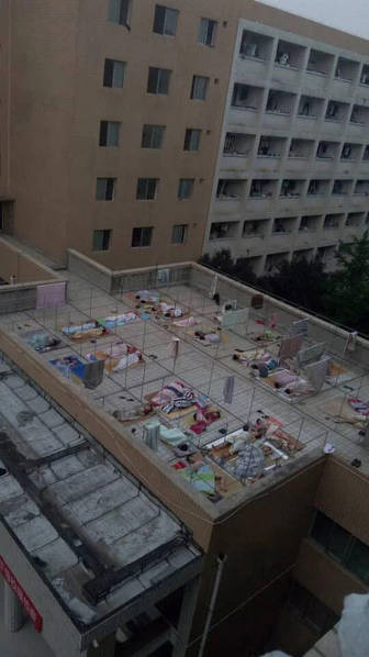 郑州上千大学生为蹭空调挤爆图书馆 有同学受