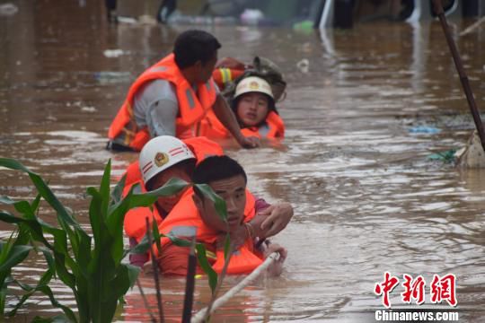 图为消防员抗洪救人. 黔西南消防 图