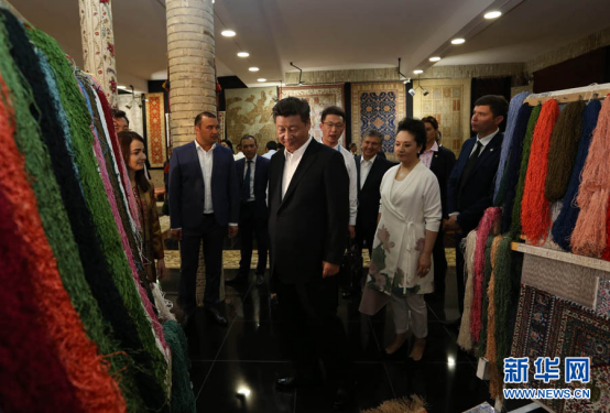 当地时间6月21日下午,正在对乌兹别克斯坦进行国事访问的国家主席习近平在乌兹别克斯坦总理米尔济约耶夫陪同下,来到布哈拉古城参观这座被称为“丝绸之路活化石”的历史文化名城。这是习近平和夫人彭丽媛参观一家地毯和丝绸作坊。新华社记者 兰红光摄