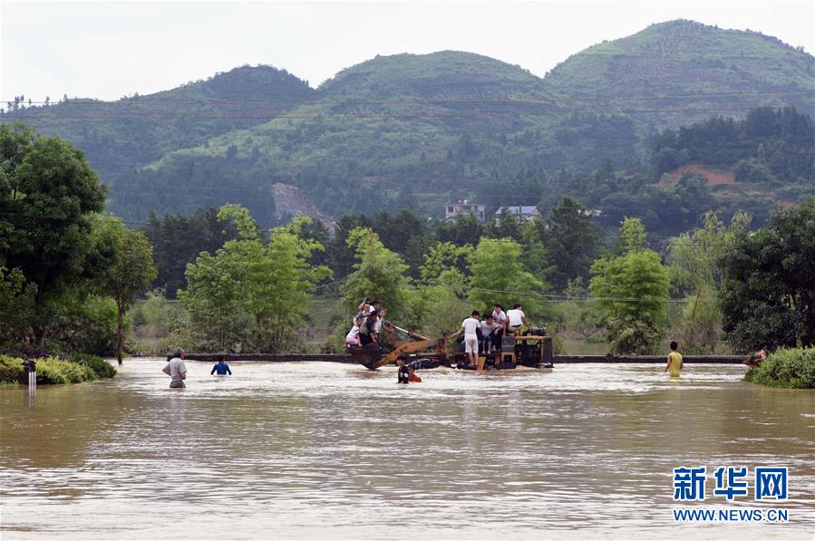 这是6月21日拍摄的龙山县里耶镇被水淹的牌坊。 6月18日至20日，湖南湘西土家族苗族自治州龙山县出现强降雨，造成长江流域二级支流酉水水位上涨，龙山县里耶镇堤防于20日15时发生漫溃。据龙山县政府初步统计，此次强降雨目前已造成全县14个乡镇9万多人受灾，农作物受灾面积2万多亩。j2开奖直播记者 明星 摄