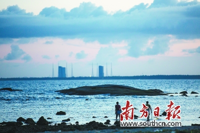 21日黄昏,从石头公园景区远眺,能够看到远处的火箭发射架。南边日报记者 张由琼 摄