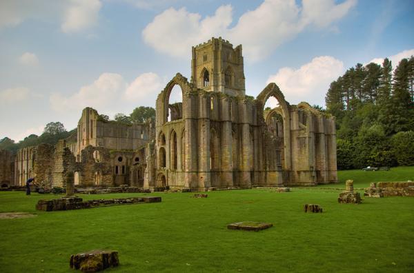 中世纪著名的方廷斯修道院(fountains abbey)遗址,1539年被解散.