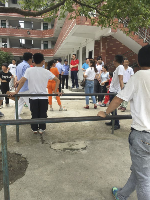 6月21日，北京少林武术学校上海松江分校门口，放暑假学生们陆续离校。澎湃新闻记者 陆兵 图