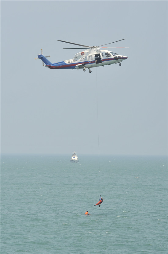 救援直升机救起落水人员
