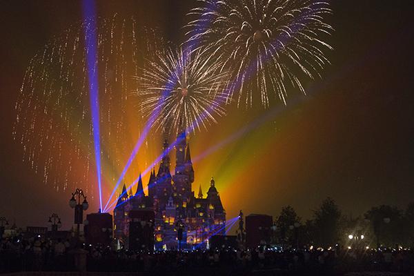 2016年6月16日晚,上海迪士尼灯光烟花秀在城