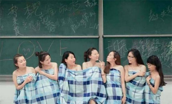 女生大尺度毕业照 裸体上阵用报纸遮羞