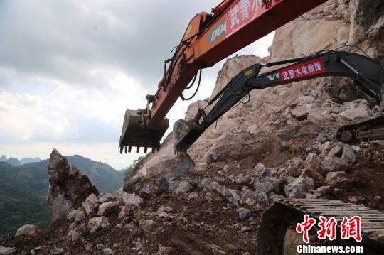 图为平乐县山体坍塌救援现场。 李斌 摄