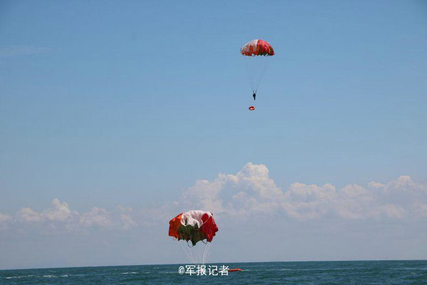 空军6女歼击机飞行员海上跳伞救生 画面公开(图)