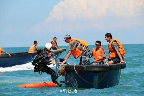 空军6女歼击机飞行员海上跳伞救生 画面公开(图)