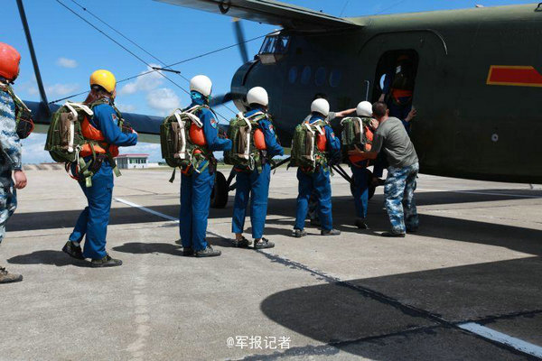 空军6女歼击机飞行员海上跳伞救生 画面公开(图)