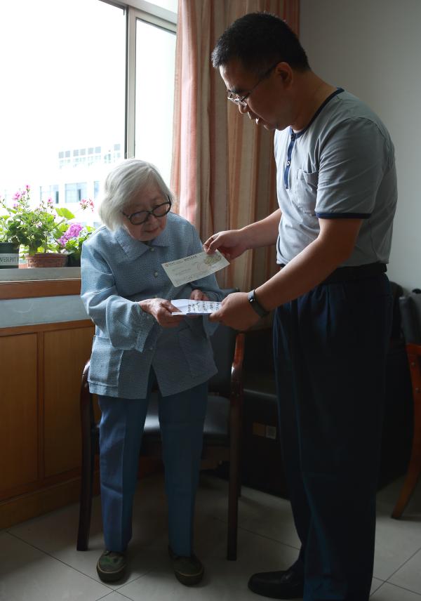 6月20日,杨采文到绍兴市商场监视办理局投递亲笔信。 文内图均由绍兴市商场监视办理局直属构造党委专任副布告骆震 供给