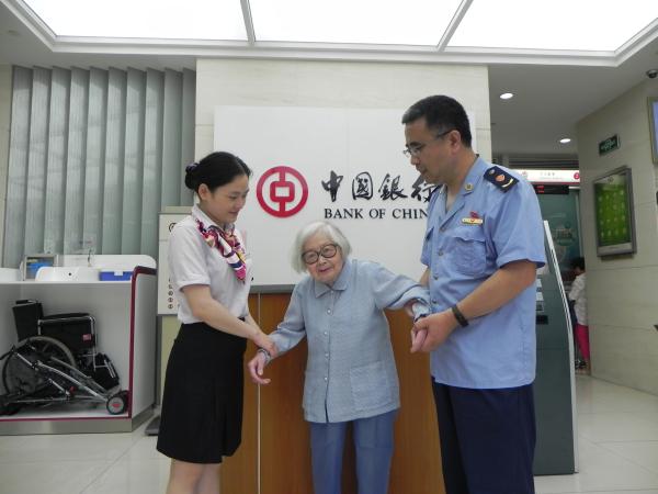 6月21日,杨采文在外甥女的伴随下,到银即将20万汇到了绍兴市委安排部的账户。