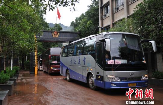 由于遭暴雨袭击,位于重庆永川的渝西监狱发生外围界墙和隔离网多处