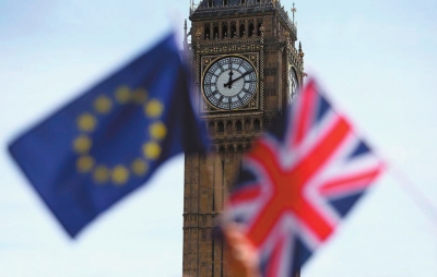 欧盟旗帜与英国国旗，背景为英国的大本钟。图/中新网