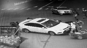 监控记录下抬车救人一幕 通讯员供图