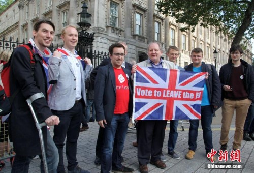 当地时间6月24日，英国“脱欧”公投计票结果揭晓，多数投票者赞成英国脱离欧盟。图为“脱欧派”支持者在伦敦市中心庆祝。中新社记者 周兆军 摄