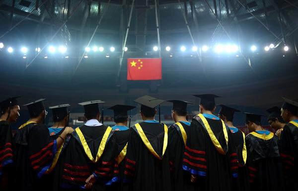专家认为,教育公平是市场与公共供给的合理平衡,坚定初衷、守住底线,才有社会文化的良好传承和教育的可持续,高校应该寻求“更为多元化”的筹资渠道。 视觉中国 资料图
